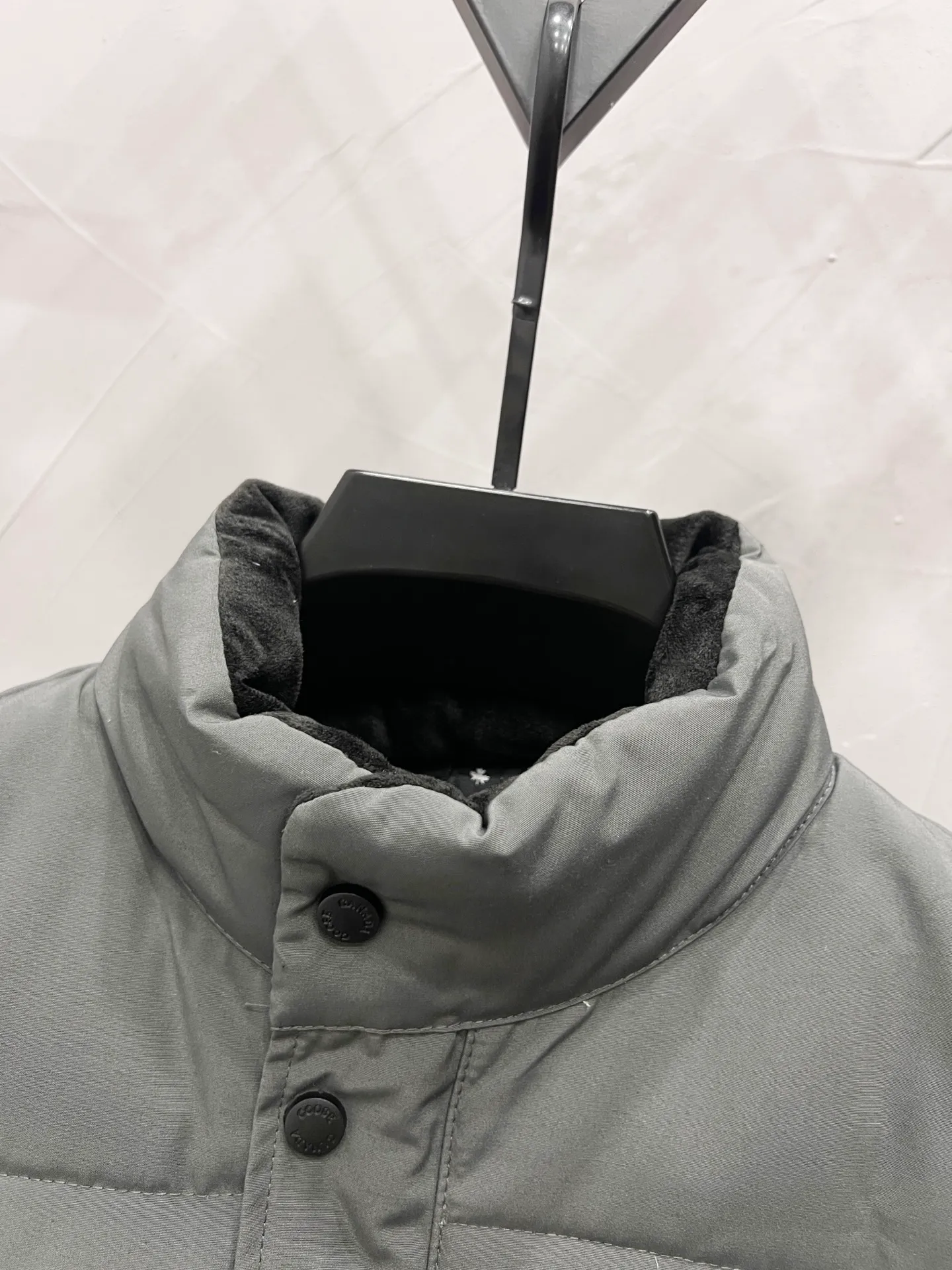 P330 model number: YC28 Canada goose/Canada Goose 4154M Freestyle Crew down vest, using international 50 down, genuine original clothing, pay attention to the version, YKK double zipper, velvet on the back collar, more warm, zippered hidden pocket on the inside, genuine mesh pockets on the inside. If you need to compare with the genuine product, check it out at any time. Accessories are all customized from the original factory. The fabric is molded and customized according to the original version. It can be restored by kneading it at will (fabric interpretation: the harder the fabric, the better the waterproof performance. Only those who buy the latest authentic version this year will notice the softness and comfort of the fabric. Soft fabrics are waterproof and have memory rebound function, which is the authentic fabric). The down is synchronized with genuine white duck down, fluffy and not clumps. The original version of Big Goose is white duck down. It is not the goose down boasted by the world's random copywriting. It can be verified through any official channel. Customized authentic YKK double zipper military-grade copper core zipper puller. High hardness and no jamming. The original smoothness is restored. The workmanship and wiring are all controlled by workers with more than ten years of service. They must be horizontal and vertical. No crookedness. The inner wiring density is more sophisticated. Feel free to compare. Big goose label. Collar label. Washed label. Hangtag. Zipper rope. Pocket label. Collar velvet. Buttons. All details are updated simultaneously with the original version. The best version. A fighter in a world-famous vest. Compare to the entire network. Color: Black White Navy Blue Gray Gray Gray Label Size: S-XXL